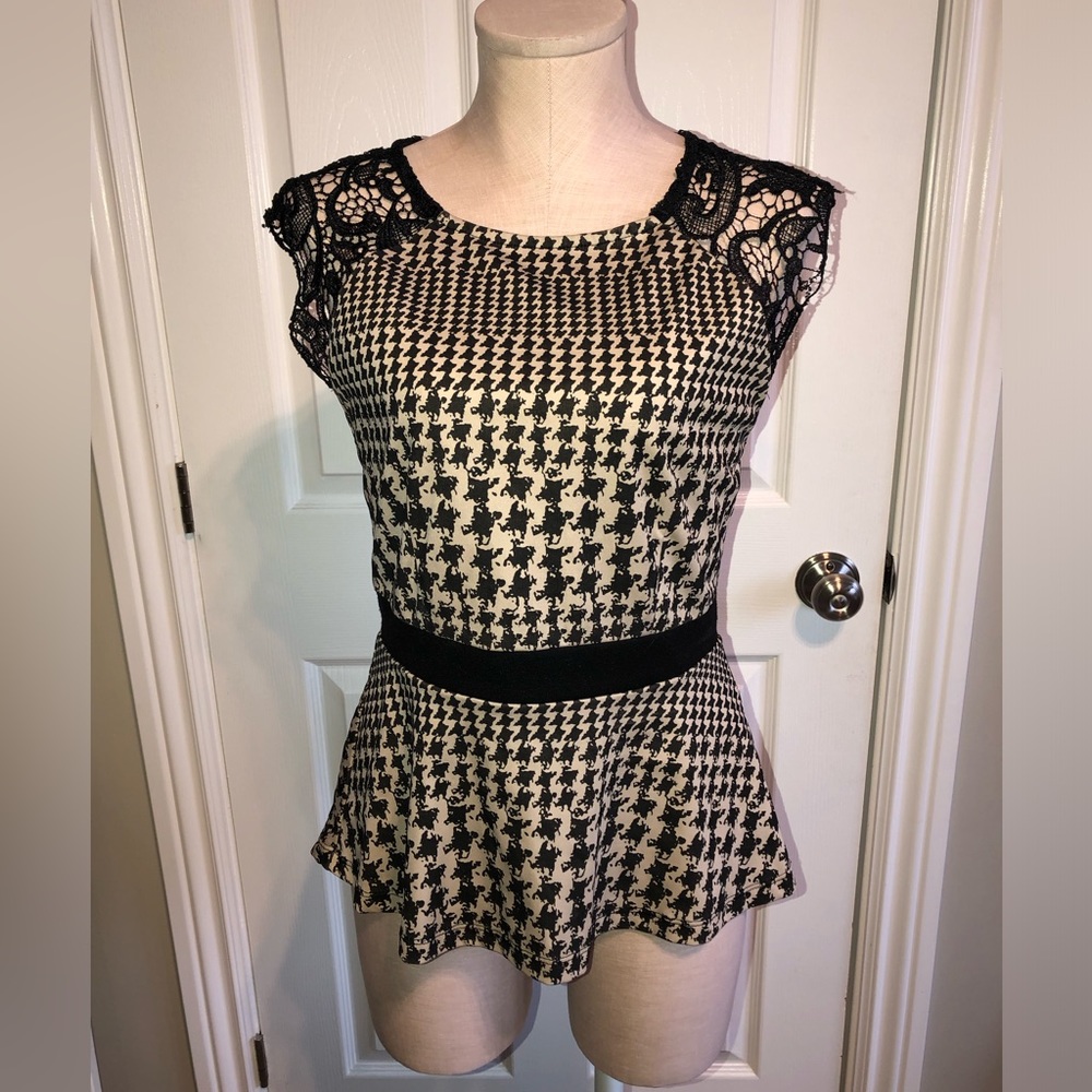 3/$20 Suzy Shier houndstooth sleeveless top